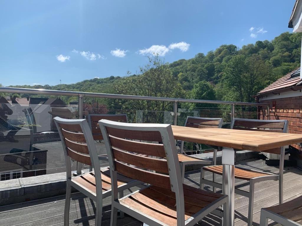 School Path Ironbridge Home With Roof Terrace Exterior foto