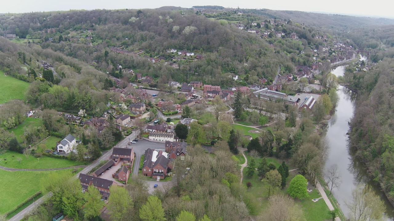 School Path Ironbridge Home With Roof Terrace Exterior foto